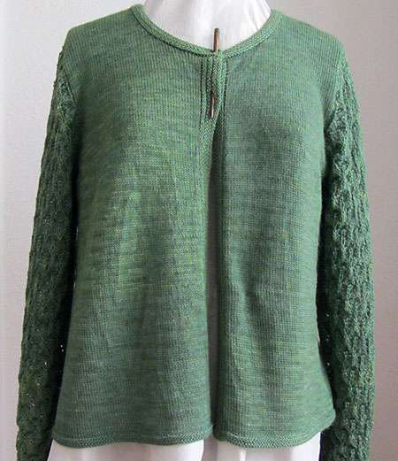 Gr�ne Jacke mit Lochmuster-�rmeln