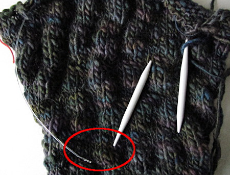 Gestrick mit abgebrochener Nadel