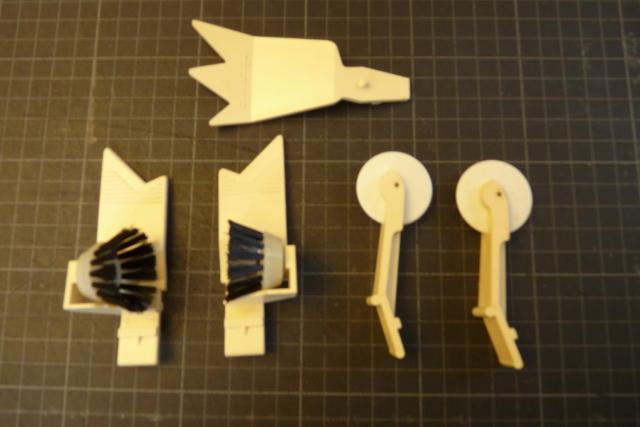 Bild 3: Plastikteile mit Bürsten, Rädchen bzw. Zacken