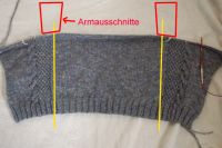 Strickjacke offen hingelegt