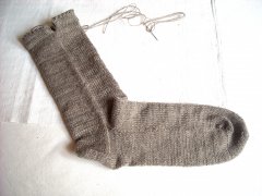 Seitenansicht dieser klassischen, einfach aussehenden und ländlich nostalgisch anmutenden Socke.