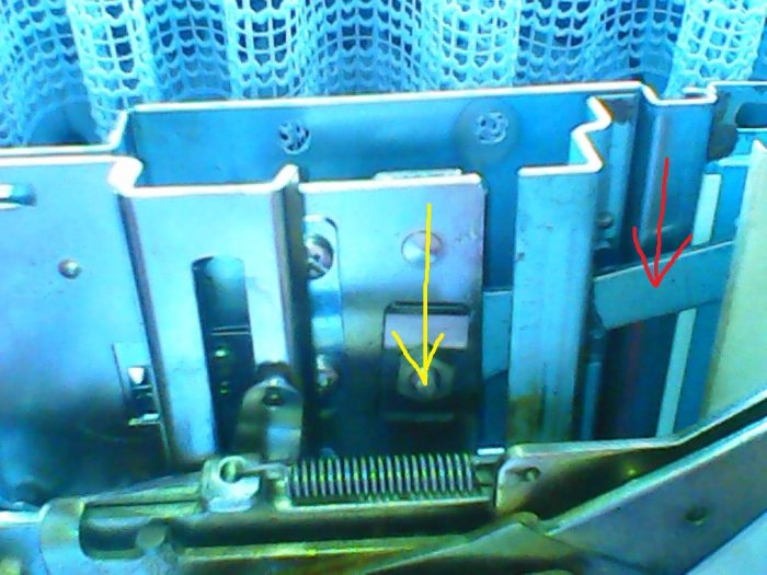 Rot: Unterseite des "Positionsschieber"s<br />Gelb: Anlekpunkt des Posi-Schiebers, dieser ist mit einer Feder "verklemmt", damit es selbsthemmend ist. Dahinter befindet sich noch eine Kulisse, in der das Nadelbett verschoben wird.