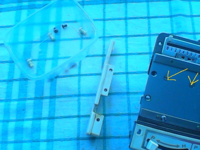 Orange: Hier ist der Verstellmechanismus (Kulisse) des Positionsschieber's befestigt. Daran kann man(n und Frau) übrigens noch eine "feinjustierung" der Bettposition vornehmen.