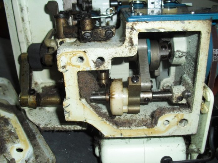 Diese BabyLock Overlock, war wohl noch nie in ihrem Leben (45 Jahre) gereinigt: Vor der Reinigung: Dreck von den Fasern des Garns mit dem (sogenannten) Affenfett vermengt.