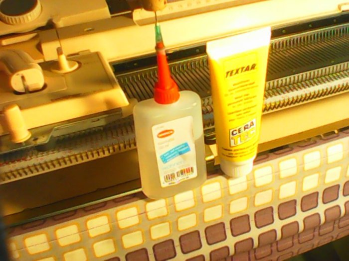 Klares (niemals gelblisches) Nähmaschinenoel (bekomme ich in jedem größeren Supermarkt)<br />TEXTAR "Cera-TEC" säure- harz und metallfreies Dauerschmierfett (wird von KFZ Mechenikern gern zum schmieren der Bremsen nenutzt, deswegen bei jedem (guten) KFZ-Ersatzteilhändler erhältlich)