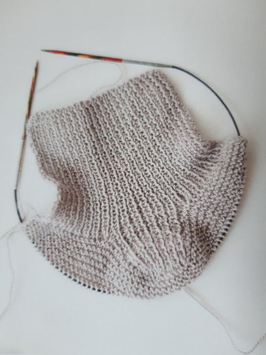 Die Strickarbeit, bevor der Schritt der Sohle anfängt