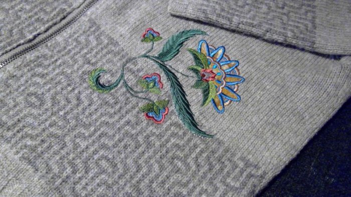 Strickjacke  Applikation Detail.jpg