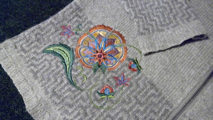 Strickjacke mit Applikation Detail.jpg