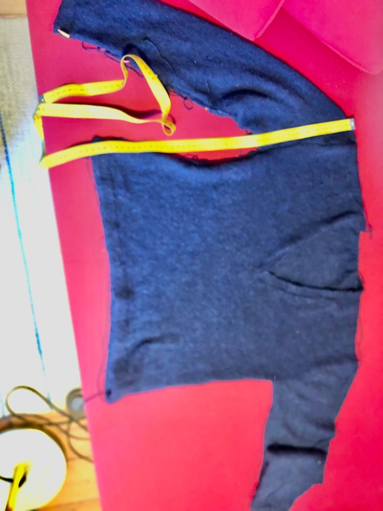 Jetzt habe ich geschafft, ein Bild des Pullovers zu komprimieren. Die Ärmel sind oben deutlich zu schmal