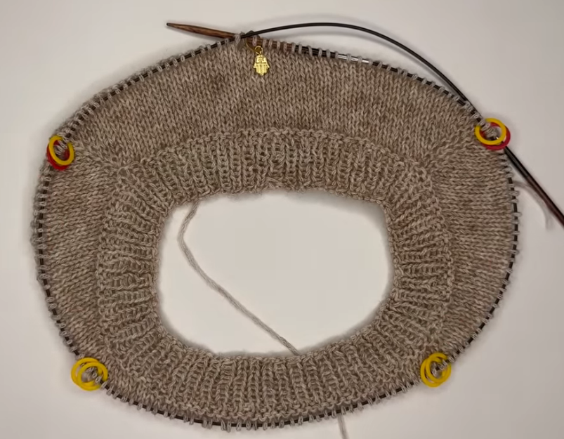 Screenshot 2026-04-13 at 08-13-34 Verkürzte Reihen stricken – Perfekter Rundhalsausschnitt beim Raglan von oben mit Doppelmaschen - YouTube.png